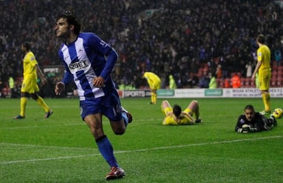 Jordi Gómez celebra uno de los tres goles que ha marcado ante el Reading.