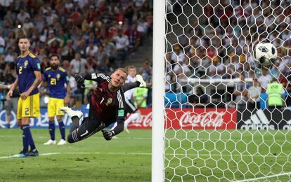 El portero sueco Olsen es batido por Toni Kroos, al fondo.