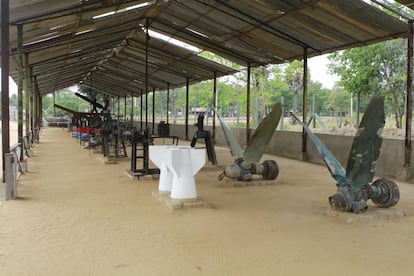 Junto al Monumento a la Victoria de Pudukudirippu se encuentra el museo de la guerra al aire libre con restos del armamento incautado a los Tigres Tamil.