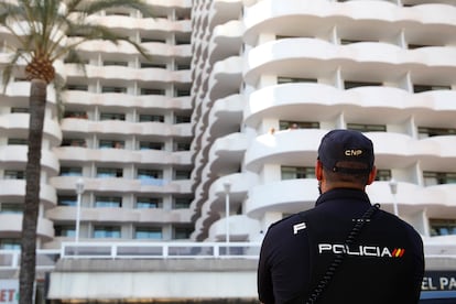 Un policía nacional hace guardia frente al hotel Palma Bellver, en Palma de Mallorca, Islas Baleares (España)