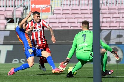 El defensa del Barça Jordi Alba (a la izquierda) cierra el paso a Ángel Correa (en el centro).