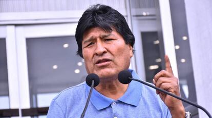 Evo Morales durante su llegada al aeropuerto de Ciudad de México, este martes. 