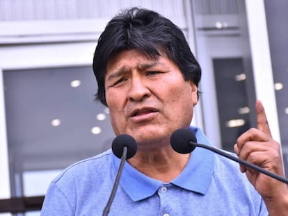 Evo Morales durante su llegada al aeropuerto de Ciudad de México, este martes. 