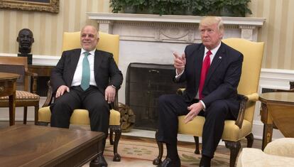 Trump posa junto a Al Abadi, este lunes en el Despacho Oval