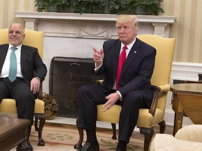 Trump posa junto a Al Abadi, este lunes en el Despacho Oval