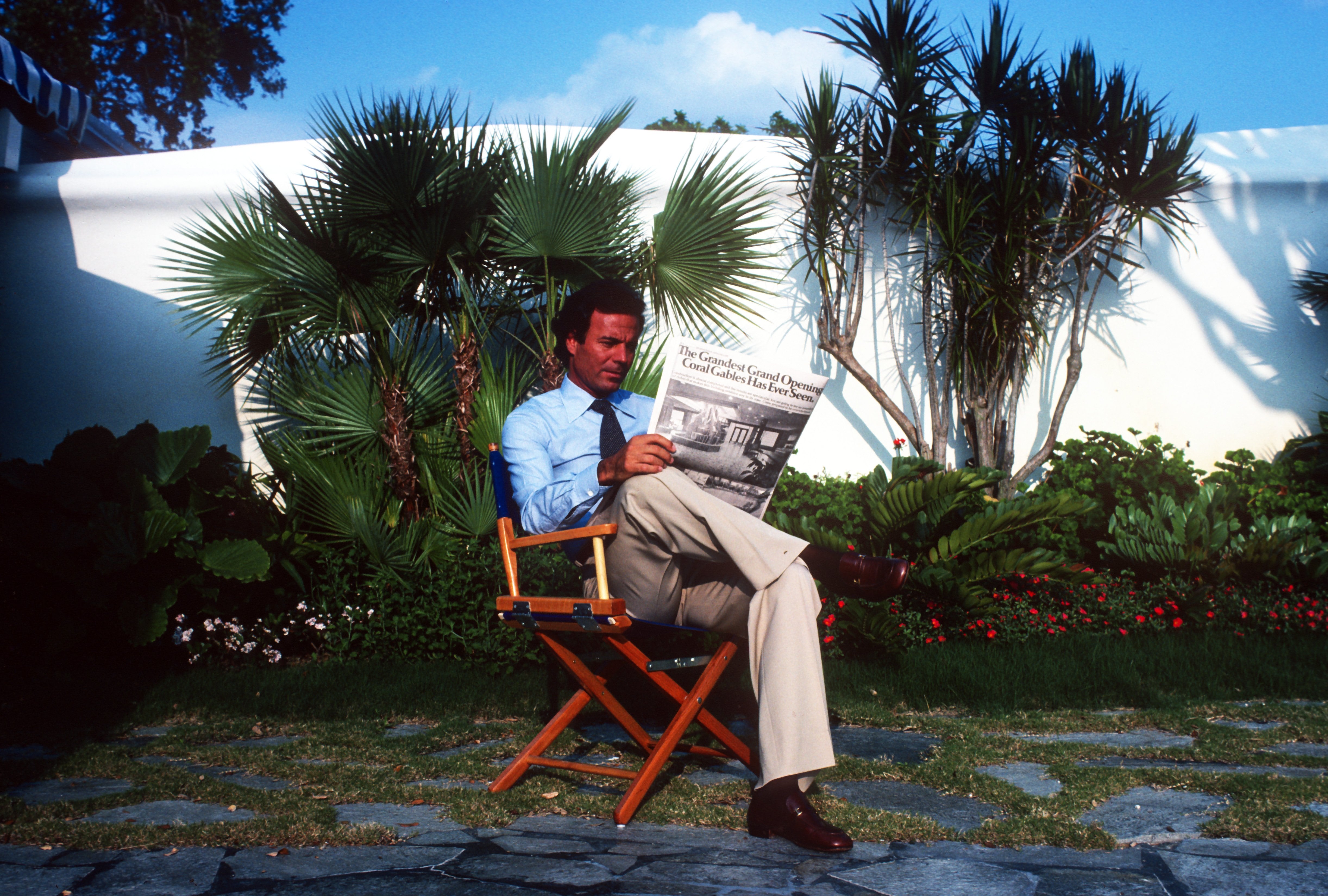 Julio Iglesias posando para un retrato en Miami en junio de 1980.