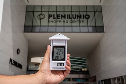 Temperatura de 41,1 grados al sol este miércoles a las 15.30 horas a las puertas del centro comercial Plenilunio, en el distrito de San Blas (este de Madrid capital). El termómetro también refleja la temperatura máxima y la mínima recogida hasta ese momento durante una ruta por tres centros comerciales de la capital.
Foto: Olmo Calvo
