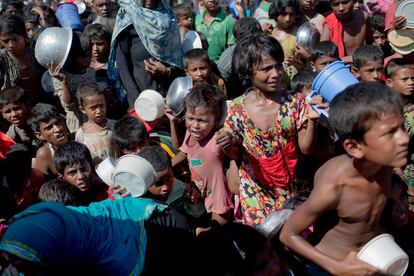 Niños rohinyá esperan para recibir comida en el campo de refugiados de Ukhiya, en Bangladés, en una foto de archivo.
