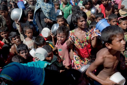 Niños rohinyá esperan para recibir comida en el campo de refugiados de Ukhiya, en Bangladés, en una foto de archivo.