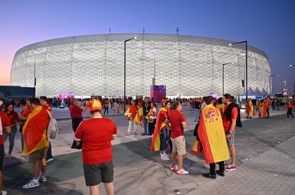 Seguidores de España llegan al estadio para ver en directo el partido que le enfrenta a Costa Rica este miércoles.