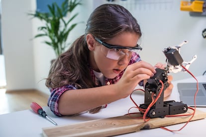 Una joven estudiante aprende robtica.