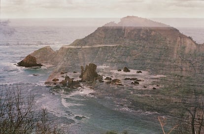 Playa del Silencio. Asturias. Al borde de aquel acantilado llegué de la mano de una chica
que no conoces. De Gijón. El agua estaba revuelta y las piedras frías.