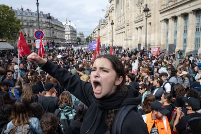 Una manifestante reacciona en la estación de París Norte, este miércoles.   