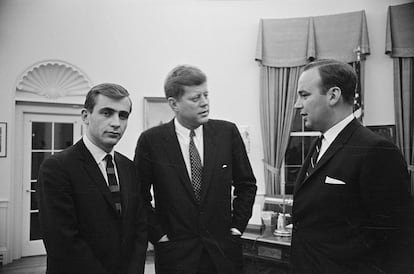 El presidente de EE UU, John F. Kennedy, en un encuentro en la Casa Blanca con los editores australianos Rupert Murdoch (a su izquierda) y Zell Rabin, el 1 de diciembre de 1961.