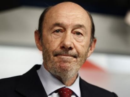 Alfredo Pérez Rubalcaba, en la conferencia de prensa donde anunció que renuncia a liderar el PSOE y convoca congreso extraordinario.