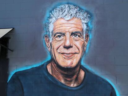 Mural en memoria de Anthony Bourdain en una pared del restaurante Gramercy, en Santa Mónica, California (EE UU), pintado por el artista callejero Jonas Never.