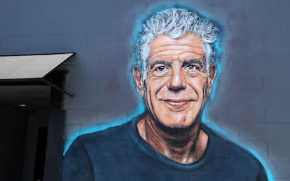 Mural em memória de Anthony Bourdain em uma parede do restaurante Gramercy, em Santa Monica, Califórnia (EUA), pintado pelo artista Jonas Never.