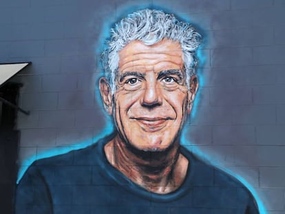 Mural em memória de Anthony Bourdain em uma parede do restaurante Gramercy, em Santa Monica, Califórnia (EUA), pintado pelo artista Jonas Never.