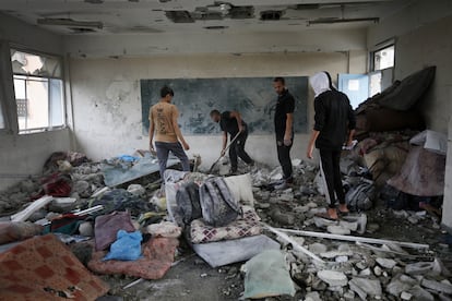 Varias personas buscan entre los restos de la escuela de la UNRWA en Nuseirat atacada por el ejército israelí.
