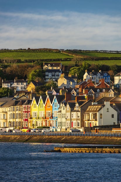 Vista del colorido pueblo de Whitehead, en Irlanda del Norte.