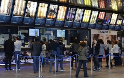 Colas en los cines Cinesa de Manoteras, Madrid. 