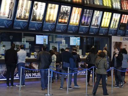 Colas en los cines Cinesa de Manoteras, Madrid. 