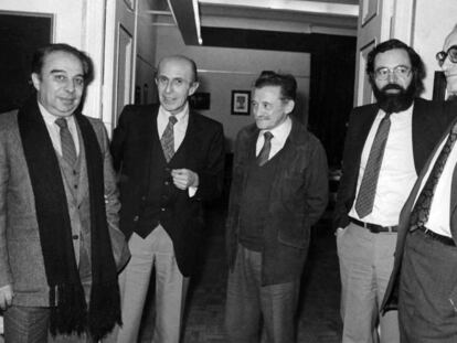 Jaime Salinas, entre los escritores Juan García Hortelano, a su derecha, y Mario Benedetti, a su izquierda, en Alfaguara en 1982.