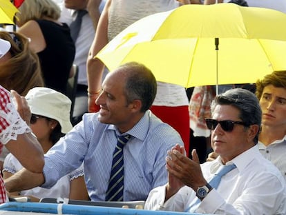 Francisco Camps junto a Federico trillo en el viacrucis. 