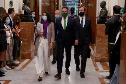 El líder de Vox, Santiago Abascal, junto con su portavoz, Iván Espinosa de Los Monteros, y la secretaria general del grupo, Macarena Olona, el martes en el Congreso.