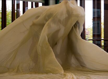 Un momento del ensayo de <i>Burka</i>, de Eduardo Lao. La pieza es una crítica a la opresión y la falta de libertad de la mujer. Durante una parte de la coreografía, seis bailarinas danzan bajo una gasa que les impide ver y ser vistas por los espectadores.