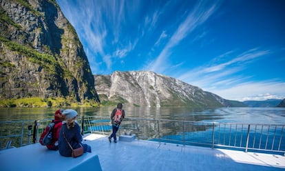 La cubierta del 'Future of the Fjords', un catamarán 100% eléctrico que cubre la ruta entre Gudvangen y Flåm a través del fiordo noruego de Nærøy.