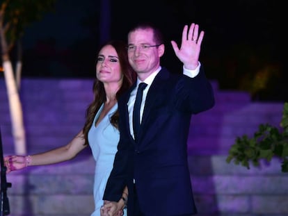 Ricardo Anaya y Carolina Martínez saludan a su llegada al debate.