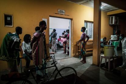 Entrada a las urgencias de pediátricas del Hospital Distrital de Mopeia, lleno de madres con niños enfermos y síntomas de malaria.