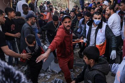 Personal sanitario y voluntarios trasladan a un herido tras un ataque aéreo israelí, este jueves en Rafah.  