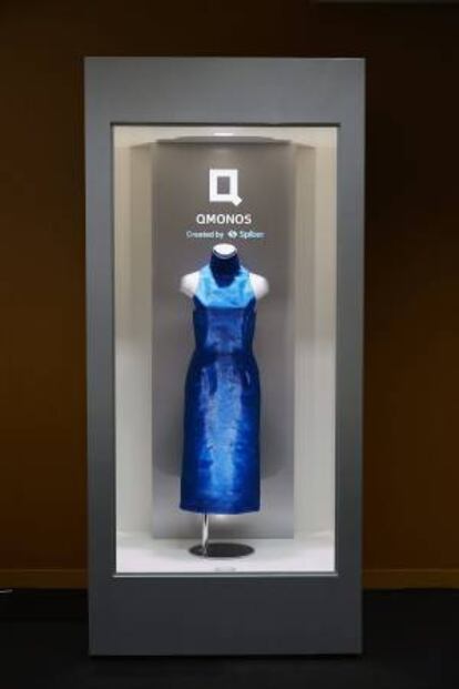 Fotografía facilitada por la empresa nipona Spiber del "Blue Dress", un vestido de noche para mujer, elegante y refinado, que se ha convertido en el primer producto del mundo en ser fabricado íntegro con hilo de araña. Al igual que el afamado superhéroe de cómic "Spider-Man" ("El Hombre Araña"), creado en 1962 del ingenio de Stan Lee y Steve Ditko, la compañía nipona ha logrado descifrar el secreto del ADN de la tela de araña para su uso cotidiano.