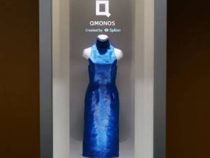 Fotografía facilitada por la empresa nipona Spiber del "Blue Dress", un vestido de noche para mujer, elegante y refinado, que se ha convertido en el primer producto del mundo en ser fabricado íntegro con hilo de araña. Al igual que el afamado superhéroe de cómic "Spider-Man" ("El Hombre Araña"), creado en 1962 del ingenio de Stan Lee y Steve Ditko, la compañía nipona ha logrado descifrar el secreto del ADN de la tela de araña para su uso cotidiano.