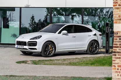 Coche Porsche Cayenne E-Hybrid blanco