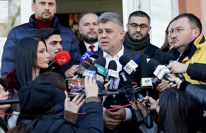 El primer ministro rumano y candidato presidencial, Marcel Ciolacu, atenda este domingo a los medios tras depositar el voto en un colegio electoral de Bucarest.