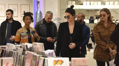 Jaden Smith, Kendall Jenner y Gigi Hadid, en Colette en París.