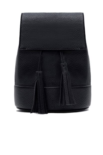 Mochila con adorno de borla. Es de Zara (35,95 euros).