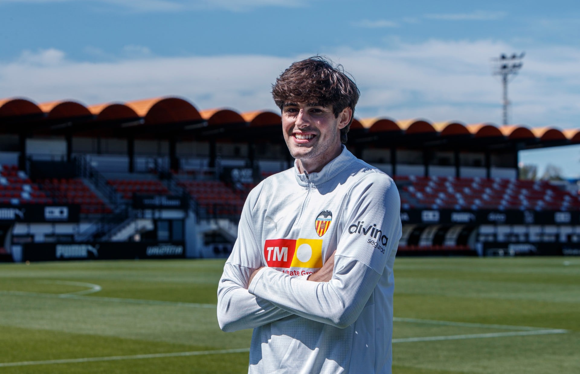 Javi Guerra posa en la ciudad deportiva del Valencia.