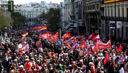 Miles de personas participan en la manifestación del Primero de Mayo por el centro de Madrid.