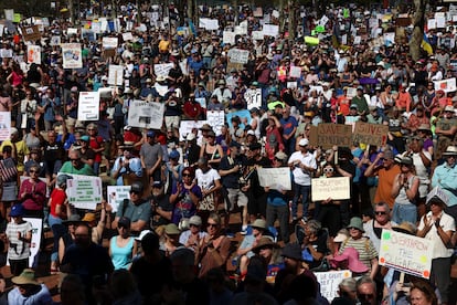 Personas se concentran para protestar en Asheville, Carolina del Norte.