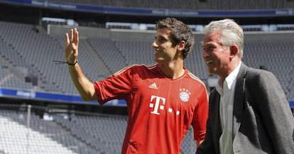 Javi Martínez (izquierda), con la camiseta del Bayern, saluda en el Allianz Arena de Múnich junto al entrenador, Jupp Heynckes.