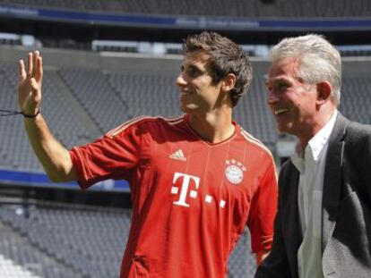 Javi Martínez (izquierda), con la camiseta del Bayern, saluda en el Allianz Arena de Múnich junto al entrenador, Jupp Heynckes.