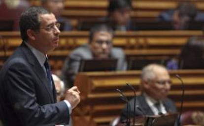 El secretario general del opositor Partido Socialista (PS), Jose Antonio Seguro, pronuncia su discurso durante el debate en el Parlamento celebrado en Lisboa (Portugal). EFE/Archivo