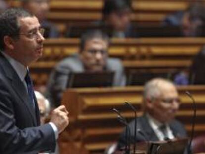 El secretario general del opositor Partido Socialista (PS), Jose Antonio Seguro, pronuncia su discurso durante el debate en el Parlamento celebrado en Lisboa (Portugal). EFE/Archivo