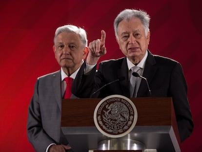Manuel Bartlett delante del presidente mexicano, Andrés Manuel López Obrador, en una conferencia de prensa en 2019.