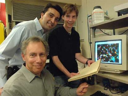 Robert Langer, sentado, junto a Omid C. Farokhzad y Benjamin A. Teply.