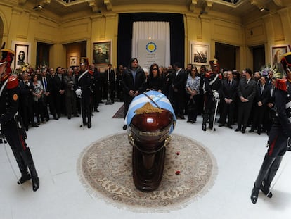 La presidenta de Argentina, Cristina Fernández, y su hijo Máximo velan el féretro de Néstor Kirchner en la Casa Rosada en Buenos Aires.